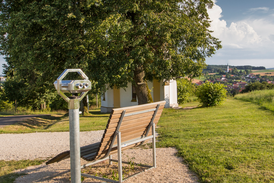 Panoramaliege und Fernrohr bei Staufen