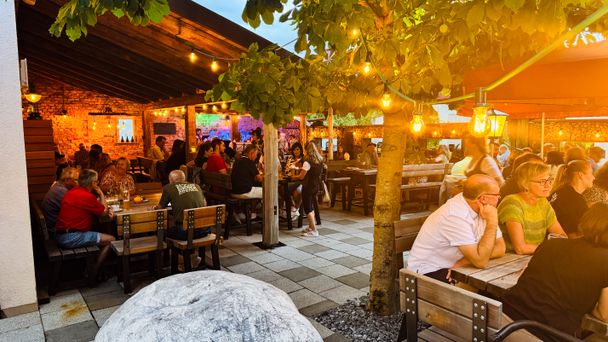 Gasthof-Adler_Ziemetshausen-Biergarten.jpg