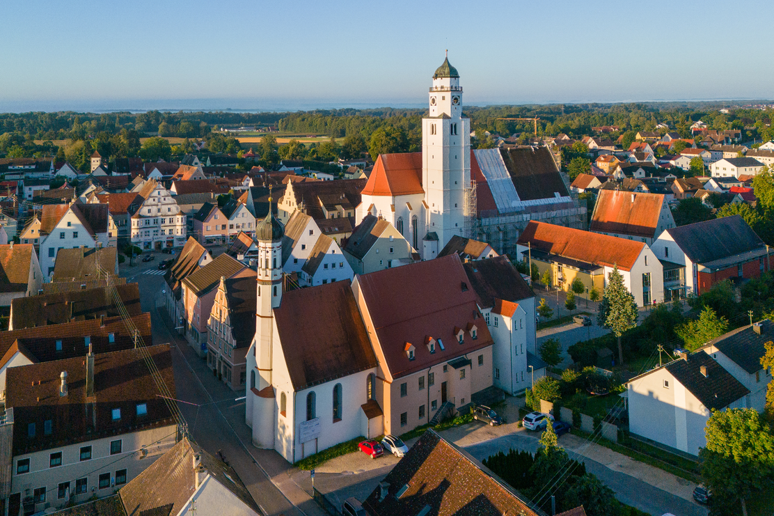 Höchstädt mit Spitalkirche Heilig Geist im Vordergrund
