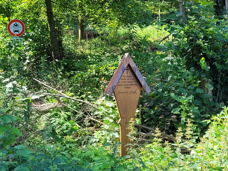 Kreuz südwestlich von Krumbach zur Erinnerung an den 1915 verunglückten Simpert Glück.