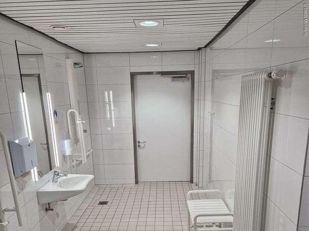 17036099_jurabad-sanitaerbereich-fuer-menschen-mit-beeintraechtigung.jpg