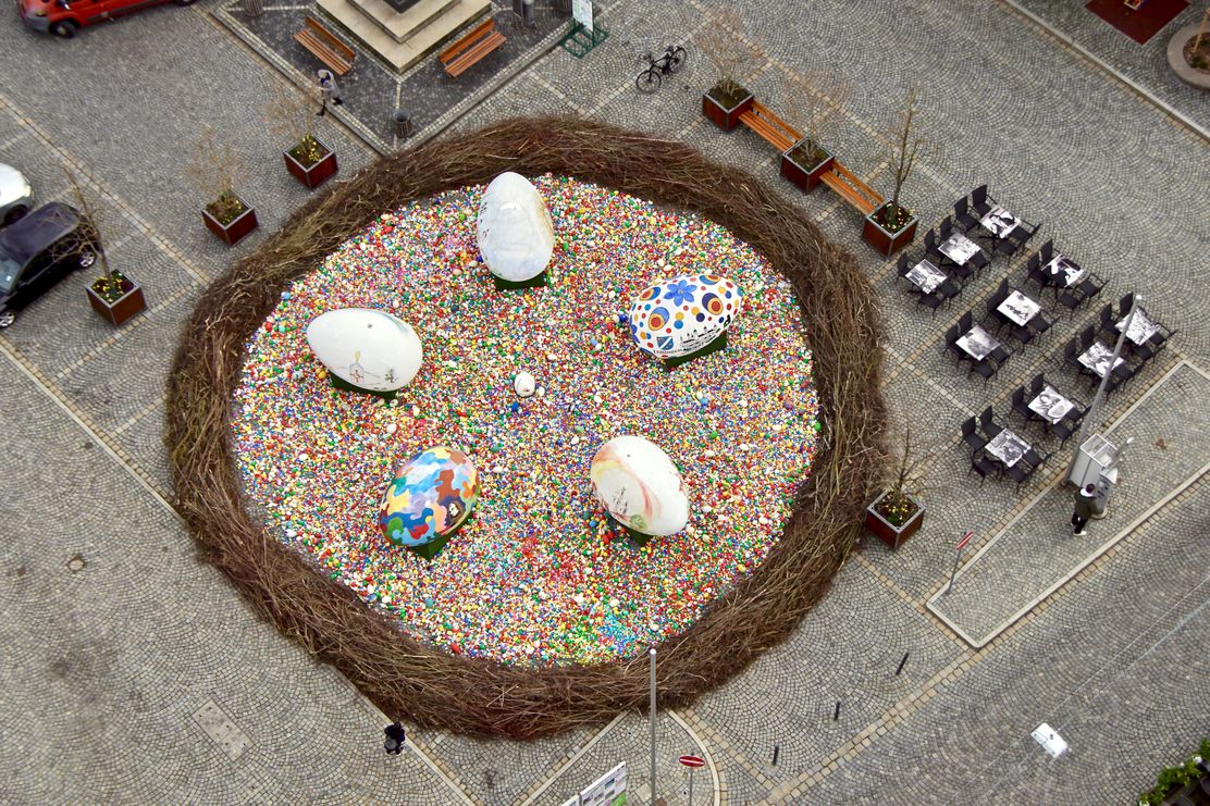 "Weltgrößtes Osternest" auf dem Marktplatz in Lauingen