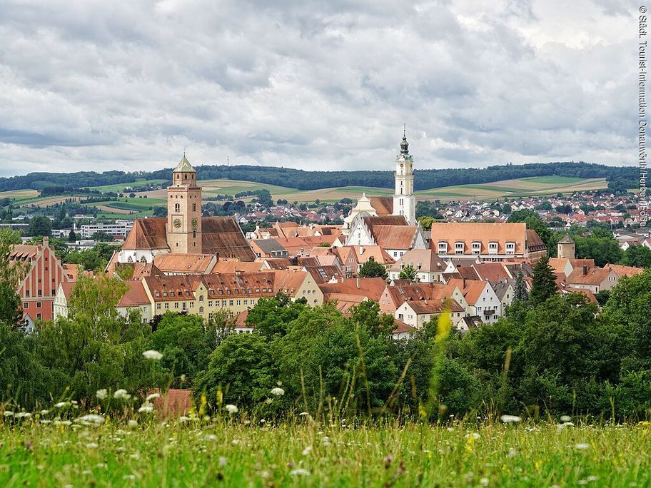 15208577_donauwoerth_blick-vom-schellenberg-auf-die-historische-altstadt.jpg