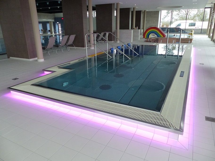 17484183_wellness-becken-beleuchtet.jpg