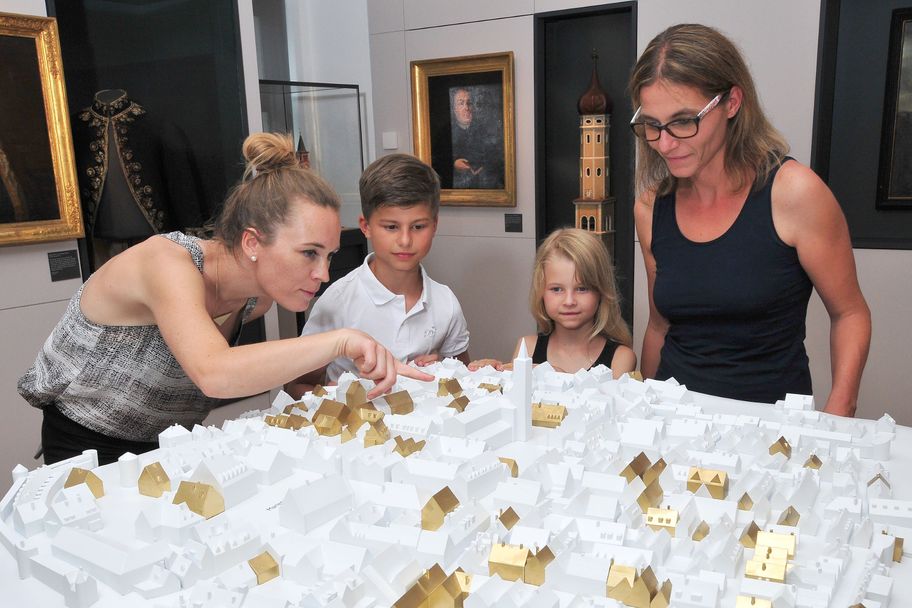 Besucher am Stadtmodell Museum im Wittelsbacher Schloss Friedberg, Foto Reinhold Ratzer.jpg