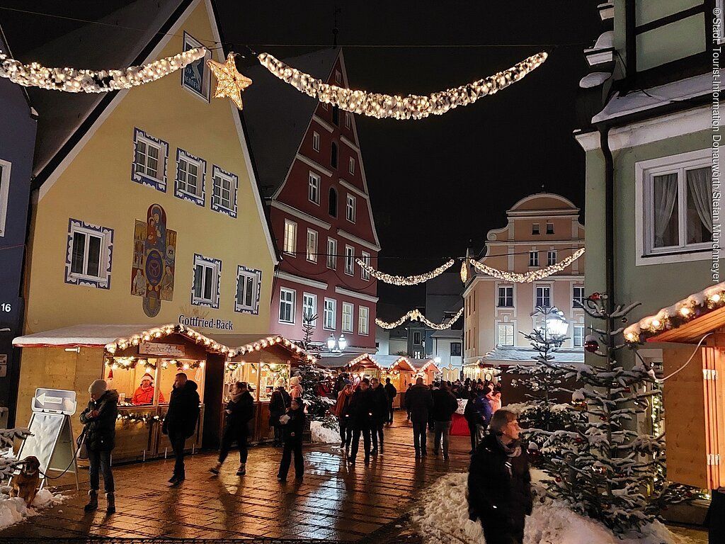 Romantischer Weihnachtsmarkt auf der Altstadtinsel Ried in Donauwörth