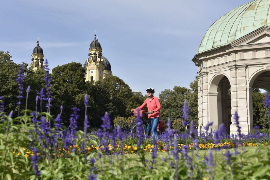MAR-Radlerin im Hofgarten mit Theatinerkirche_München©LRA FFB_Thorsten Broenner-r.jpg