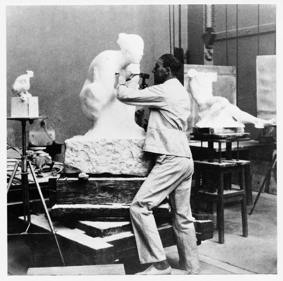 Edwin Scharff im Atelier an der Hockenden arbeitend