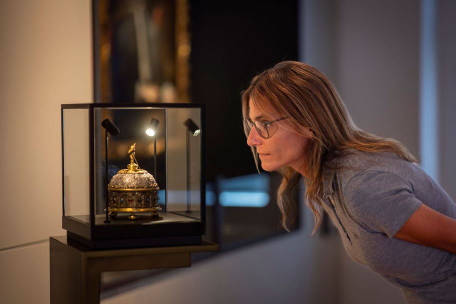 Besucherin betrachtet Tischuhr Foto Norbert Liesz.jpg
