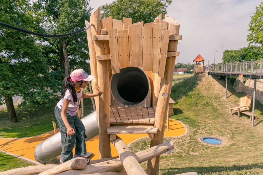 Rasanter Spaß für mutige Kinder: Die wilde Röhrenrutsche macht einfach Spaß!