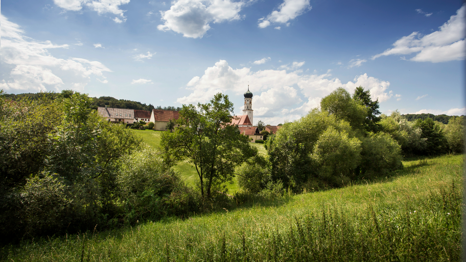 Blick auf Buggenhofen mit Wallfahrtskirche