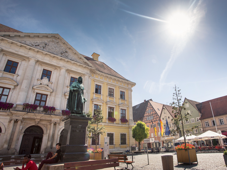 Marktplatz Lauingen mit Albertus-Magnus-Denkmal