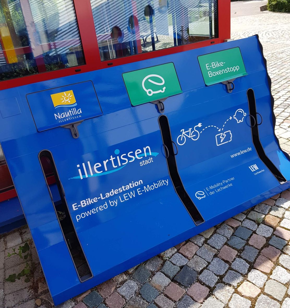 E-Bike-Ladestation beim Freizeitbad Nautilla in Illertissen