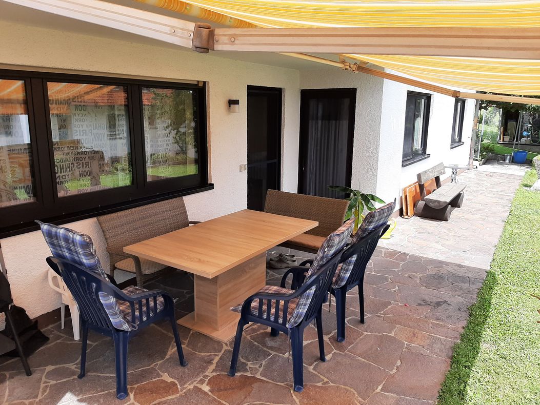 Garten / Terrasse / Markise / Südlicher Freisitz mit Gartenanschlusss