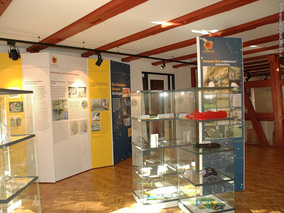 14291753_infozentrum-noerdlingen_vitrinen.jpg