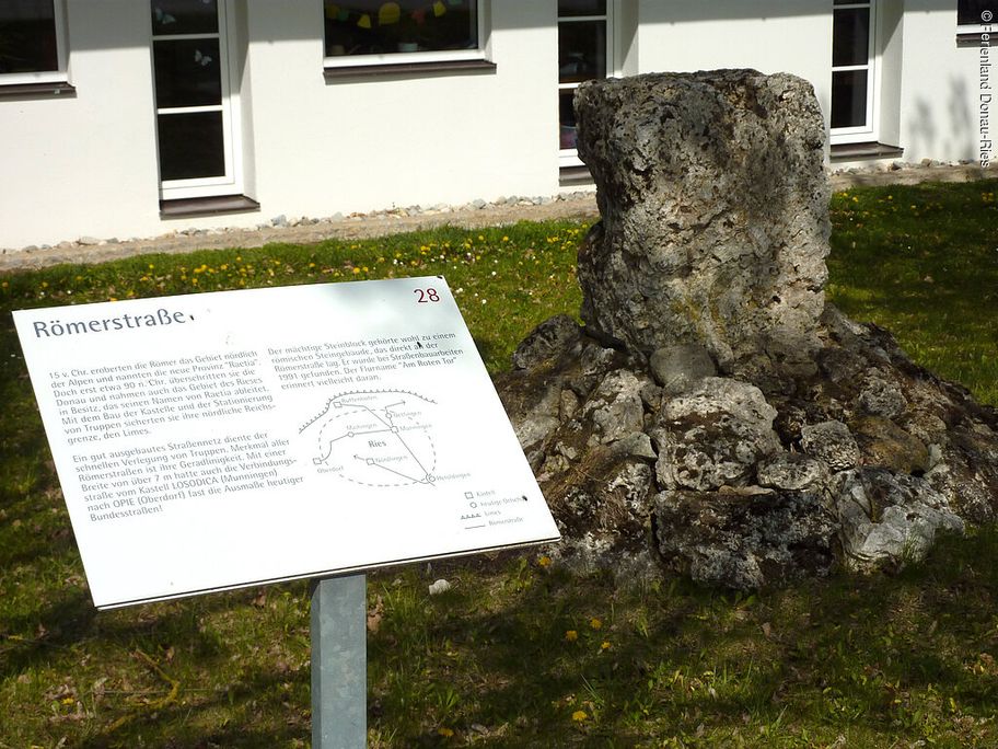 Steinblock und Infotafel Römerstraße