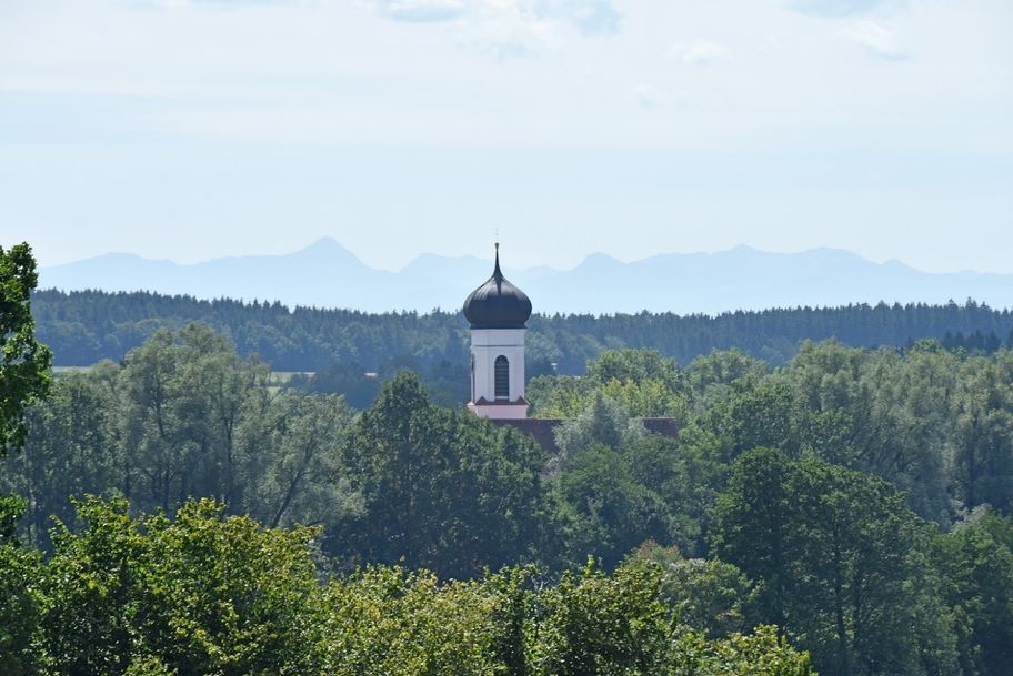 MAR-Blick auf die Alpen mit Zwiebelturm_Landkreis Fürstenfeldbruck©LRA FFB_Thorsten Broenner.JPG