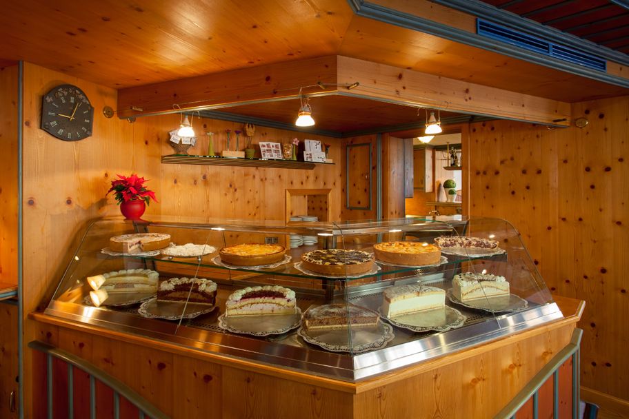 Kuchenvitrine im HABIS Restaurant & Café