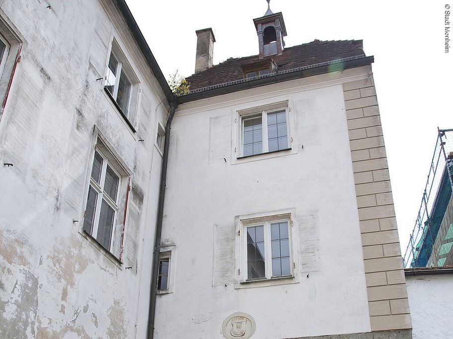 18152109_unterer-torturm-von-aussen.jpg