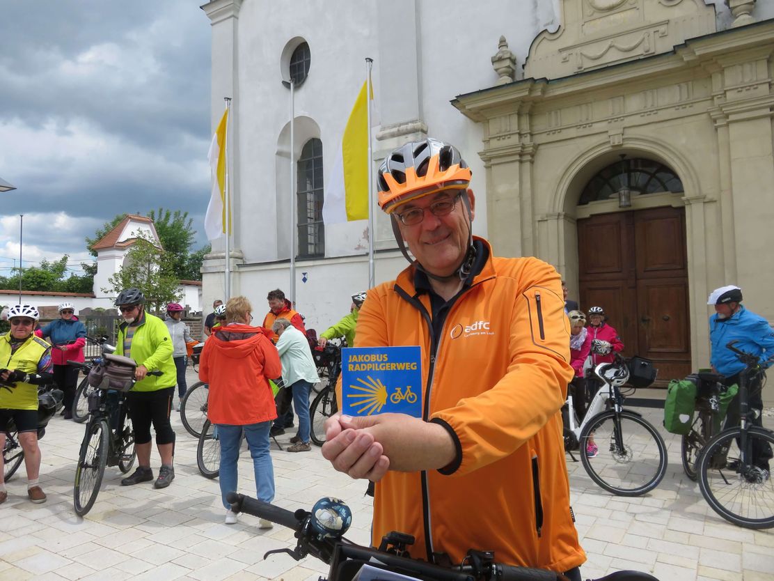 Oberelchingen Jakobus Radpilger 01.06.22 Pfarrer Jürgen Nitz und Logo©Andreas Brücken.jpg