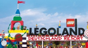 Vor den Toren des LEGOLAND-Freizeitparks in Günzburg © LEGOLAND® Deutschland Resort