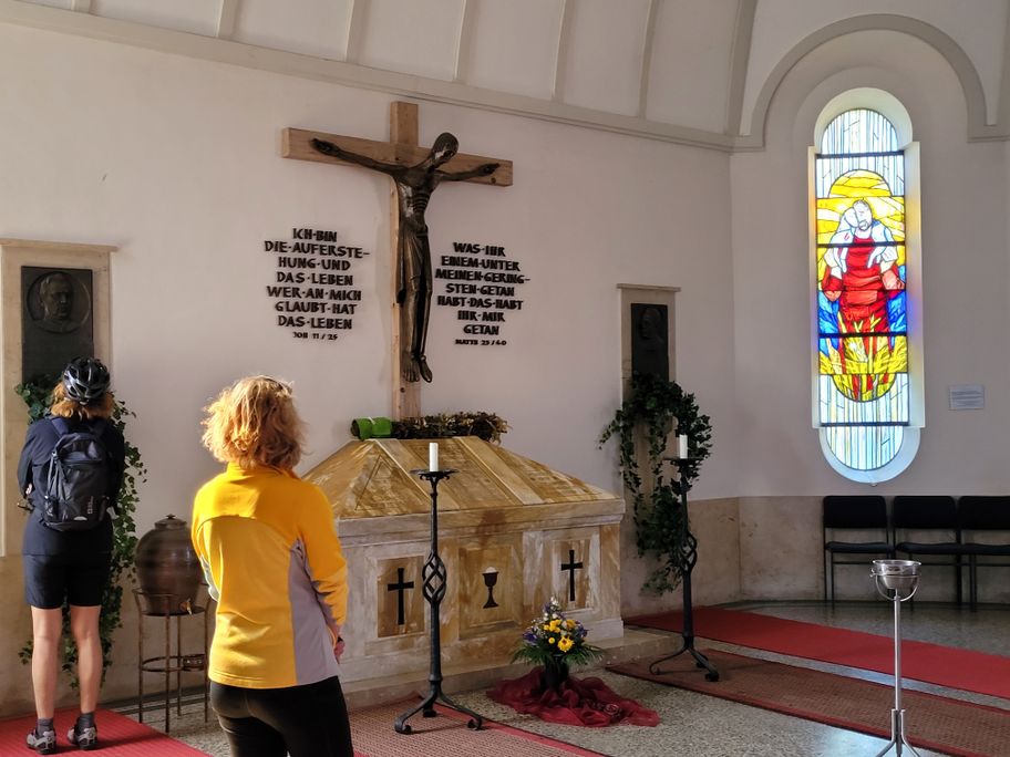 In der Ringeisen-Grabstätte.jpg