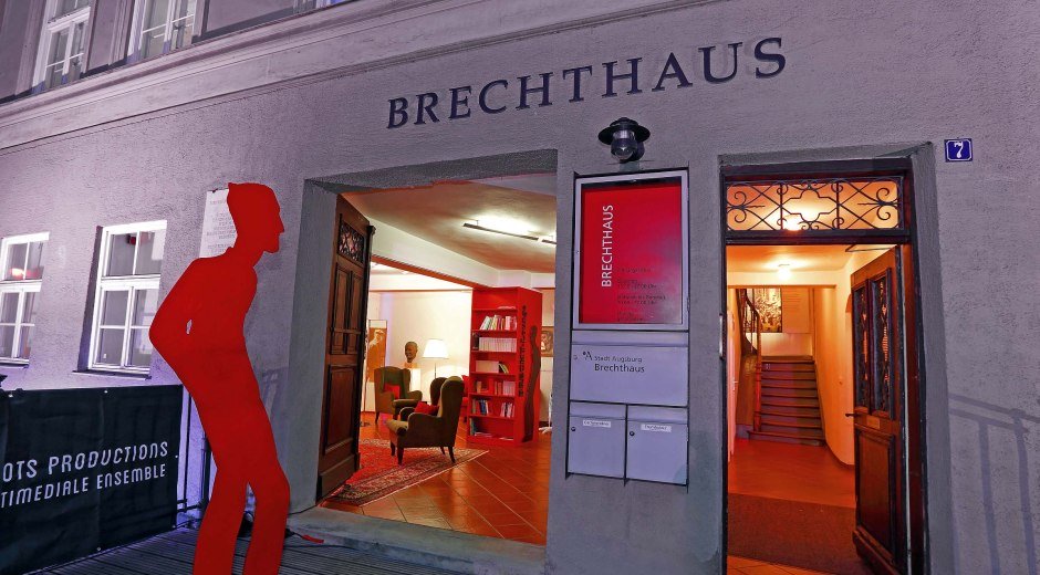 Brechthaus Blick nach innen: Lounge und Treppenhaus © Regio Augsburg Tourismus GmbH, Norbert Liesz-Wolfgang F. Lightmaster 2014