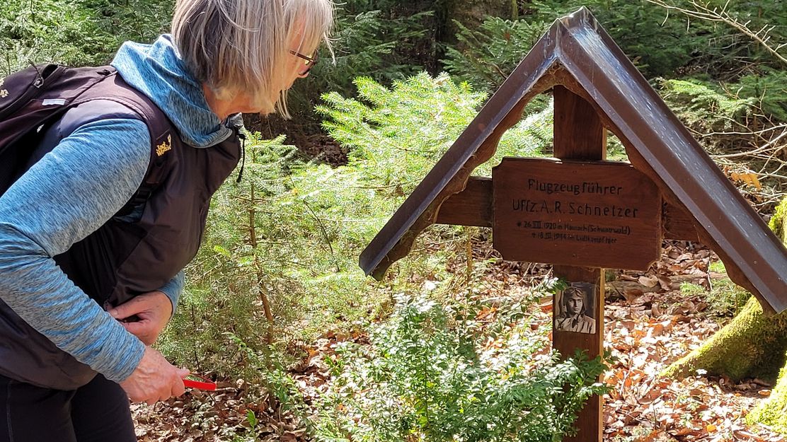 Fliegergedenkstätte westlich Hohenraunau.jpg