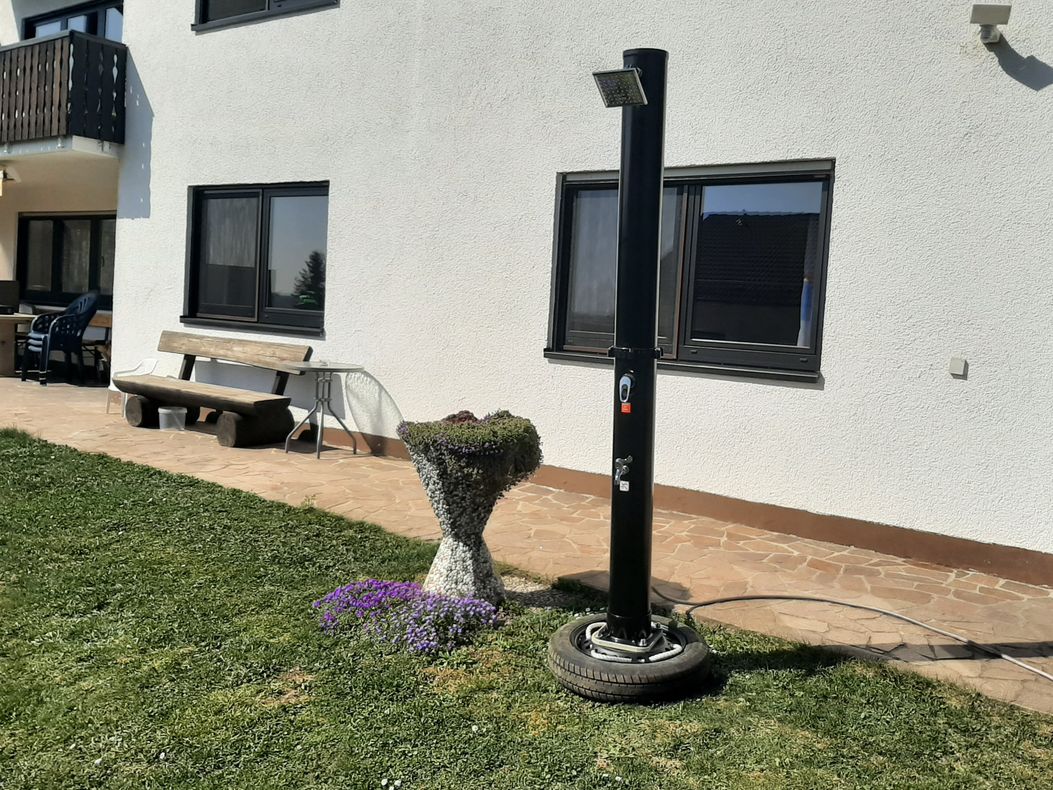 Solar-Gartendusche mit 35 Liter Warmwasserspeicher und Temperaturregler sowie Fussdusche