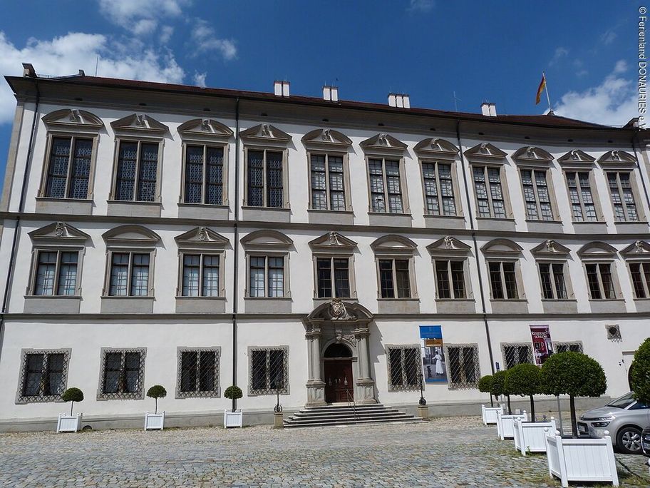 14192383_residenzschloss-oettingen-aussenansicht.jpg