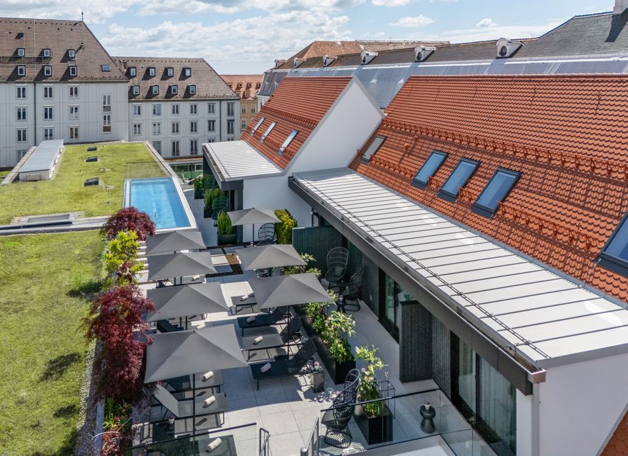 Augsburg_Maximilians_Pool und Terrasse_(c)Hotel Maximilian’s _ Drei Mohren GmbH