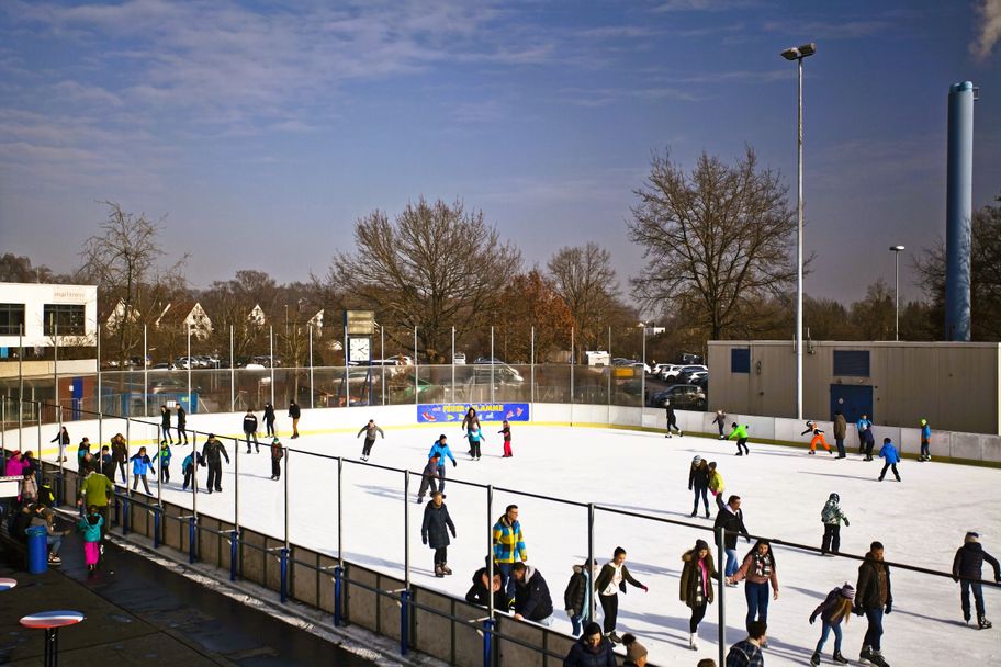 Donaubad Eislaufbahn 01.jpg