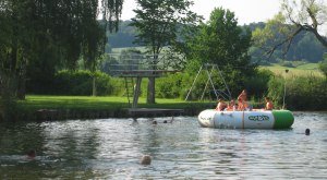 Das Wörnitz-Flussfreibad in Oettingen in Bayern. © Stadt Oettingen