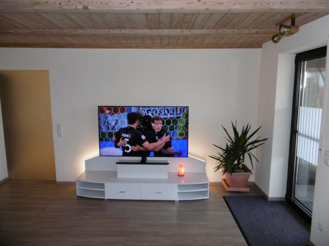Wohnzimmer / WOHNEN / SMART-TV