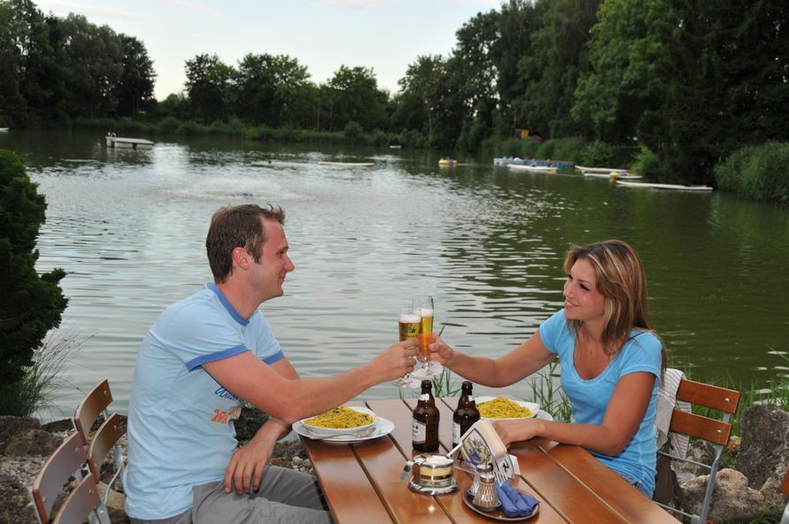 Lech Camping 2 sitzen am See.jpg