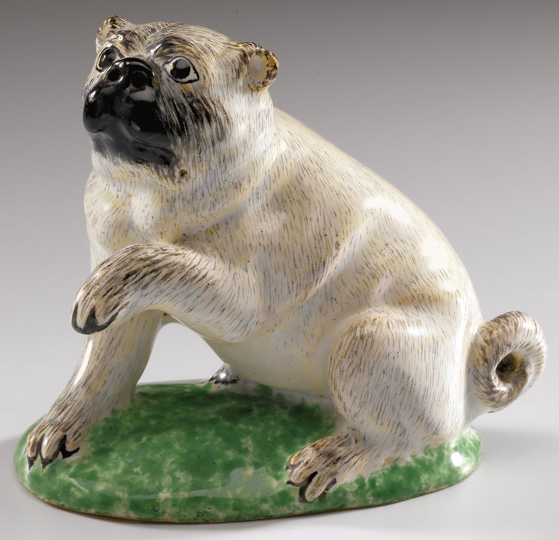 Fayence Mops, Bemalung in Scharffeuertechnik, Manufaktur Höchst um 1760