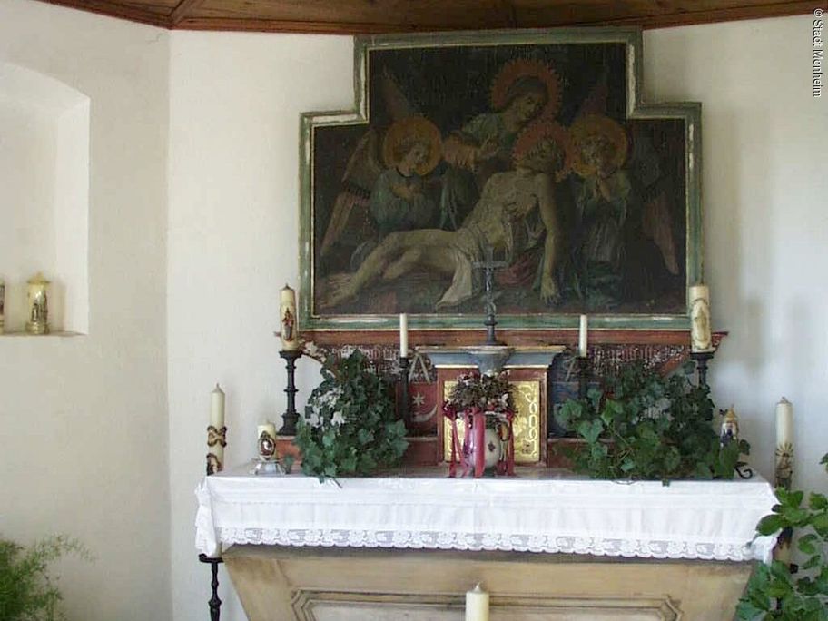17898725_brandkapelle-innenansicht-altar.jpg