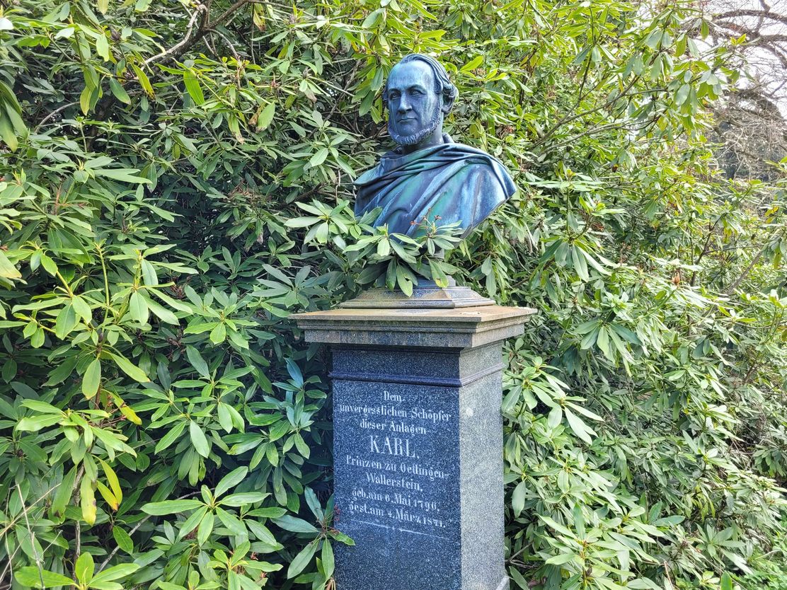 Denkmal für den Begründer des Schlossparks im Bereich Seyfriedsberg.