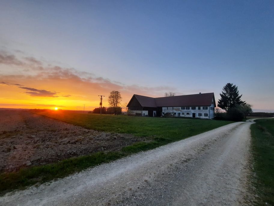 Blick auf den alten Bauernhof bei Deisenhausen