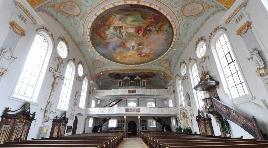 Das Kirchenschiff der Pfarrkirche Mariae Himmelfahrt in Burgau. © WZ-Foto