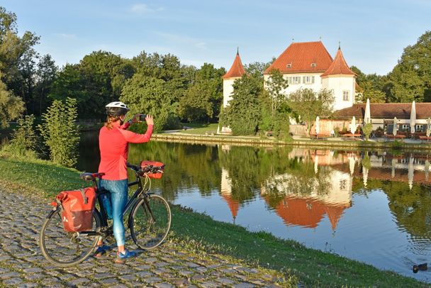 MAR-Radlerin schießt Foto von Schloss Blutenburg_München©LRA FFB_Thorsten Broenner.JPG