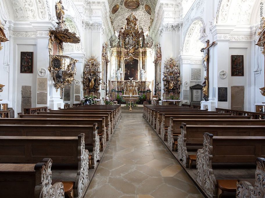 17468409_kirche_innen.jpg