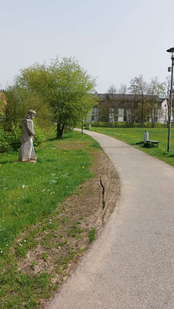 künstlerisch gestalteter Weg