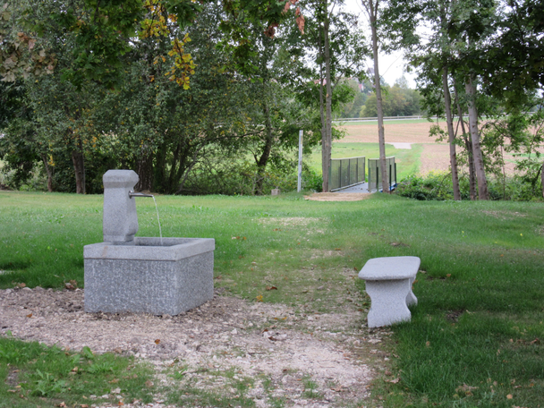 Trinkbrunnen mit Steg bei der Bissinger Auerquelle