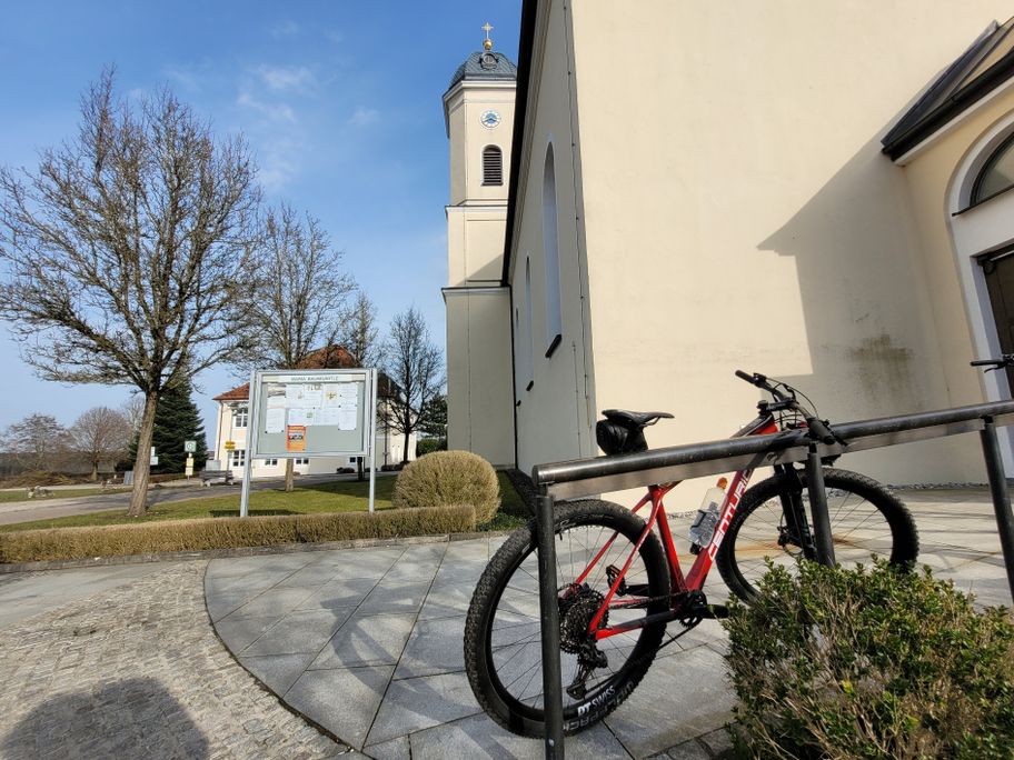 An der Wallfahrtskirche Maria Baumgärtle.
