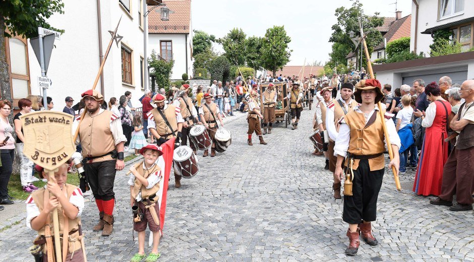 Die Stadtwache beim Historischen Stadtfest in Burgau. © Weizenegger