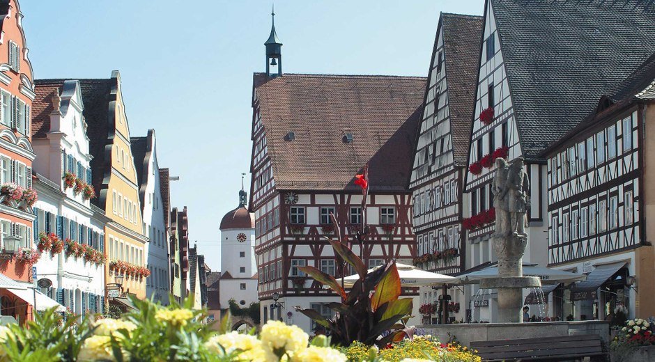 Historische Fachwerk- und Barockfassaden am Marktplatz von Oettingen © Werner Rensing