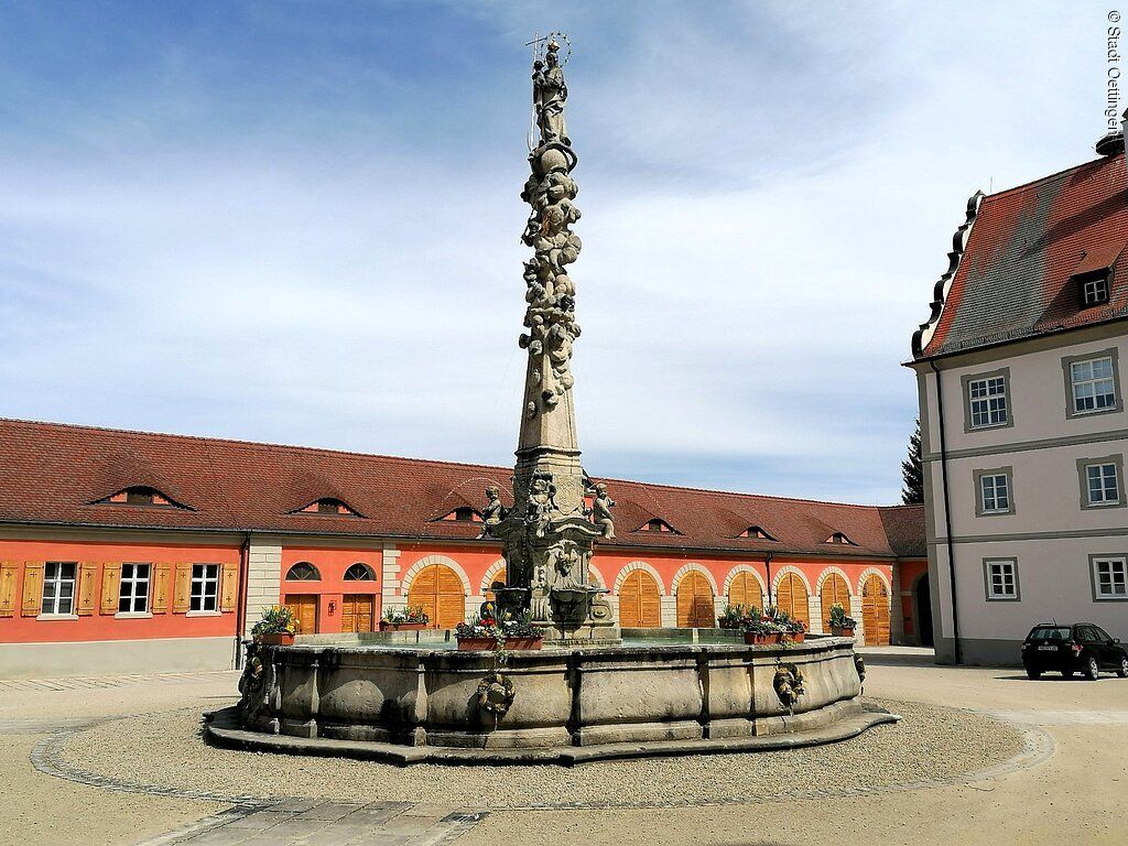 Schlosshof und Marienbrunnen