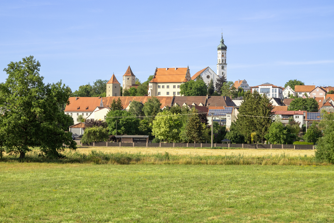 Schloss und Pfarrkirche St. Peter und Paul Bissingen