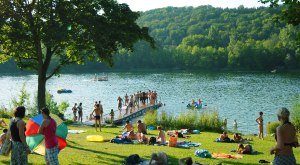 Bayerisch-Schwaben bietet eine Vielzahl an Seen und Badeseen, wie den Pfuhler See bei Neu-Ulm. © Landkreis Neu-Ulm